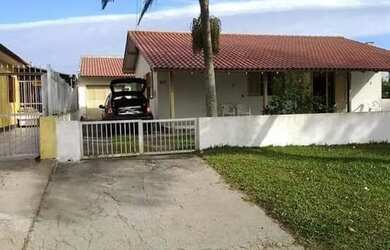 Imagem: A casa possui 4 Dormitórios, 2 Banheiros, 4 Vagas na garagem