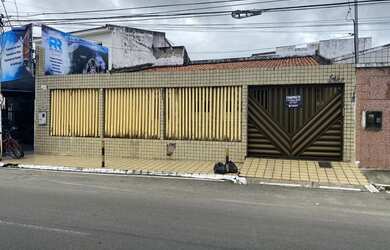 Imagem: A casa possui 3 Dormitórios, 2 Banheiros, 3 Vagas na garagem