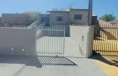 Imagem: A casa possui 3 Dormitórios, 1 Banheiro, 2 Vagas na garagem