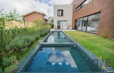 Imagem: A casa em condomínio possui 4 Dormitórios, 5 Banheiros, 538m²