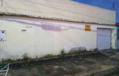 Imagem: A casa possui 4 Dormitórios, 2 Banheiros e 3 Vagas na garagem