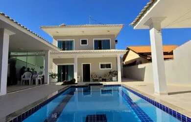 Imagem: A casa possui 4 Dormitórios, 4 Banheiros, 5 Vagas na garagem