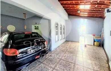 Imagem: A casa possui 3 Dormitórios, 2 Banheiros, 3 Vagas na garagem