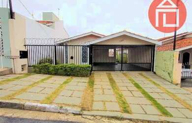 Imagem: A casa possui 3 Dormitórios, 1 Banheiro, 2 Vagas na garagem