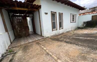 Imagem: A casa possui 3 Dormitórios, 2 Banheiros, 1 Vaga na garagem