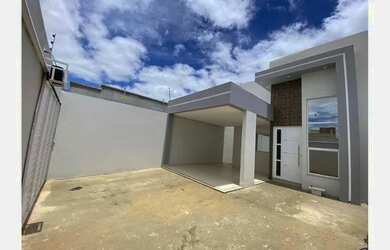 Imagem: A casa possui 3 Dormitórios, 2 Banheiros, 2 Vagas na garagem