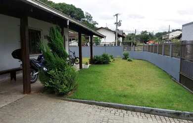 Imagem: A casa possui 2 Dormitórios, 2 Banheiros, 4 Vagas na garagem