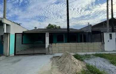 Imagem: A casa possui 3 Dormitórios, 2 Banheiros, 2 Vagas na garagem