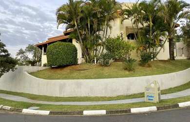 Imagem: A casa possui 3 Dormitórios, 3 Banheiros, 2 Vagas na garagem