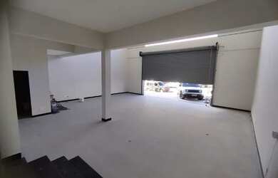 Imagem: O depósito possui 5 Vagas na garagem, 1.095m² de Área e