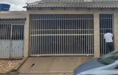 Imagem: A casa possui 1 Dormitório, 2 Banheiros, 1 Vaga na garagem