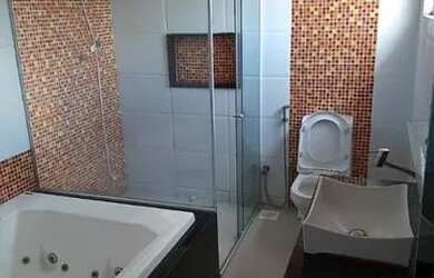 Imagem: A casa possui 3 Dormitórios, 2 Banheiros e 5 Vagas na garagem