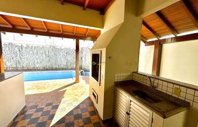 Imagem: A casa em condomínio possui 5 Dormitórios, 5 Banheiros, 4