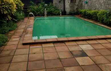 Imagem: A casa possui 4 Dormitórios, 2 Banheiros, 2 Vagas na garagem