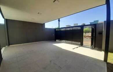 Imagem: A casa possui 3 Dormitórios, 2 Banheiros, 4 Vagas na garagem