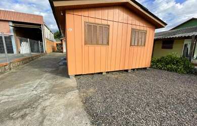 Imagem: A casa possui 2 Dormitórios, 1 Banheiro, 2 Vagas na garagem