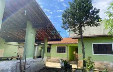 Imagem: A casa possui 3 Dormitórios, 2 Banheiros, 4 Vagas na garagem