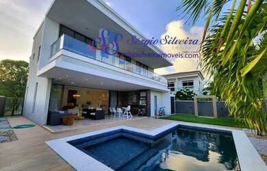 Imagem: A casa possui 4 Dormitórios, 5 Banheiros, 2 Vagas na garagem