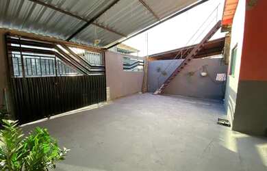 Imagem: A casa possui 3 Dormitórios, 2 Banheiros, 2 Vagas na garagem