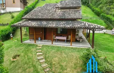 Imagem: A casa possui 4 Dormitórios, 3 Banheiros, 5 Vagas na garagem