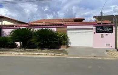 Imagem: A casa possui 3 Dormitórios, 3 Banheiros, 3 Vagas na garagem