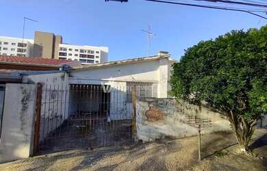 Imagem: A casa possui 3 Dormitórios, 2 Banheiros, 3 Vagas na garagem