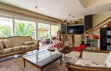 Imagem: A casa possui 5 Dormitórios, 2 Banheiros, 5 Vagas na garagem