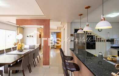 Imagem: A casa em condomínio possui 4 Dormitórios, 4 Banheiros, 4