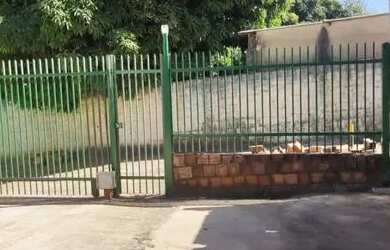 Imagem: A casa possui 2 Dormitórios, 1 Banheiro, 2 Vagas na garagem