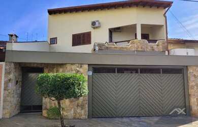 Imagem: A casa possui 3 Dormitórios, 3 Banheiros e 275m² de Área