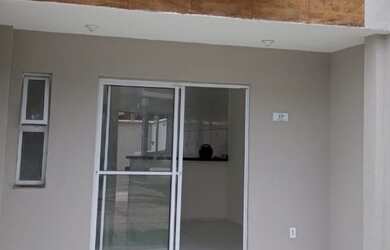 Imagem: A casa possui 3 Dormitórios, 2 Banheiros, 2 Vagas na garagem