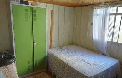 Imagem: A casa possui 2 Dormitórios, 1 Banheiro, 2 Vagas na garagem