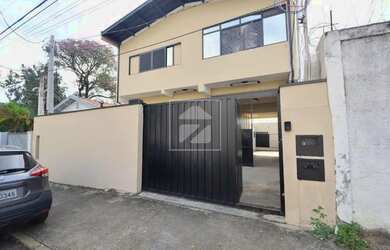 Imagem: A casa possui 3 Dormitórios, 4 Banheiros, 5 Vagas na garagem