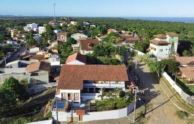 Imagem: A casa possui 5 Dormitórios, 2 Banheiros, 4 Vagas na garagem