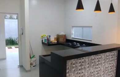 Imagem: A casa possui 3 Dormitórios, 2 Banheiros, 2 Vagas na garagem