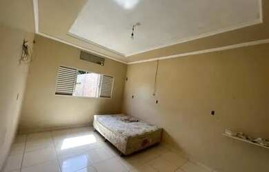 Imagem: A casa possui 2 Dormitórios, 1 Banheiro e está localizado