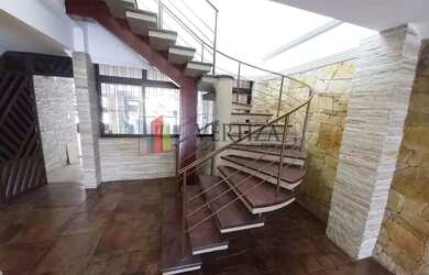 Imagem: A casa à venda possui 4 Dormitórios, 5 Banheiros, 4 Vagas