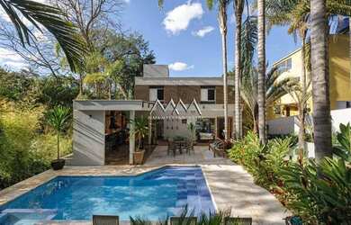 Imagem: A casa em condomínio possui 4 Dormitórios, 4 Banheiros, 4