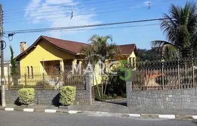Imagem: A casa possui 4 Dormitórios, 5 Banheiros, 4 Vagas na garagem