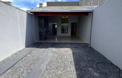 Imagem: A casa possui 3 Dormitórios, 2 Banheiros, 2 Vagas na garagem