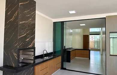 Imagem: A casa possui 3 Dormitórios, 3 Banheiros, 2 Vagas na garagem