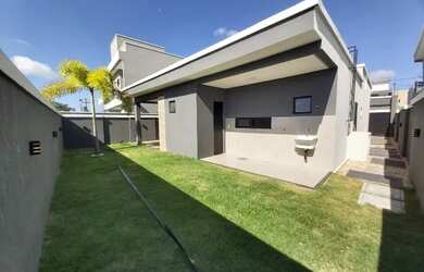 Imagem: A casa em condomínio possui 3 Dormitórios, 4 Banheiros, 180m²