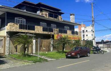 Imagem: A casa possui 4 Dormitórios, 3 Banheiros, 4 Vagas na garagem