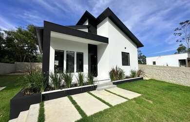 Imagem: A casa possui 2 Dormitórios, 2 Banheiros, 3 Vagas na garagem