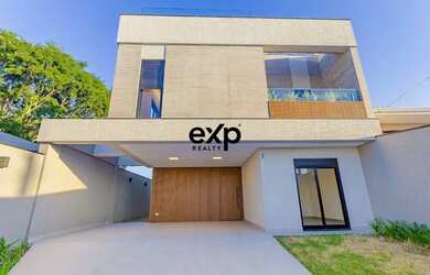 Imagem: A casa possui 4 Dormitórios, 5 Banheiros, 2 Vagas na garagem