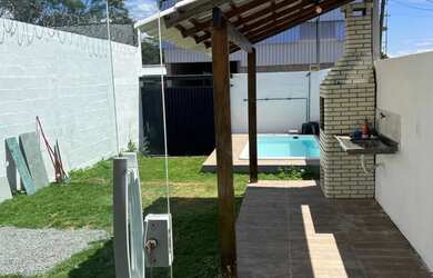 Imagem: A casa possui 3 Dormitórios, 2 Banheiros, 4 Vagas na garagem