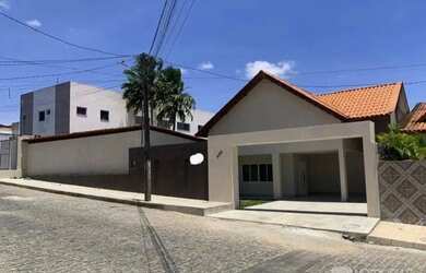 Imagem: A casa possui 4 Dormitórios, 2 Banheiros, 4 Vagas na garagem