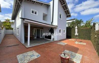 Imagem: A casa em condomínio possui 4 Dormitórios, 3 Banheiros, 4