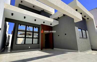 Imagem: A casa possui 3 Dormitórios, 4 Banheiros, 2 Vagas na garagem