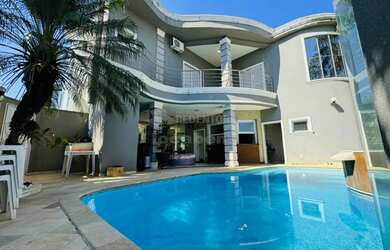 Imagem: A casa em condomínio possui 4 Dormitórios, 5 Banheiros, 4